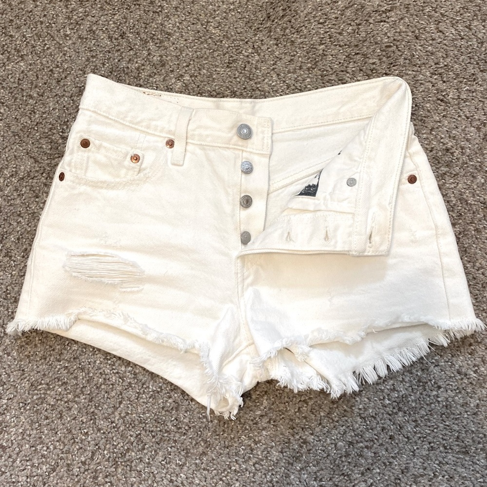 Levi’s 501 White Distressed Jean Short Size 24